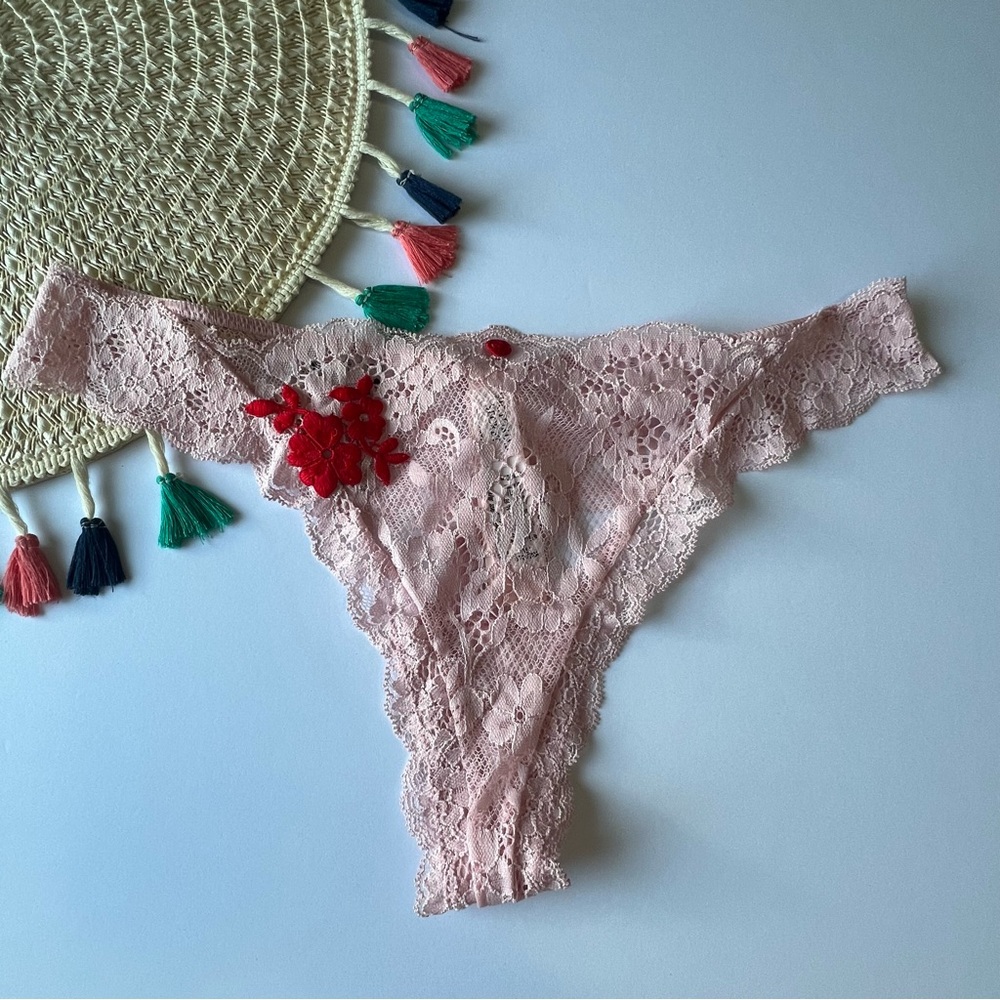 Victoria's Secret Dream Angels Lace Thong Panty Chalk Rose M NEW